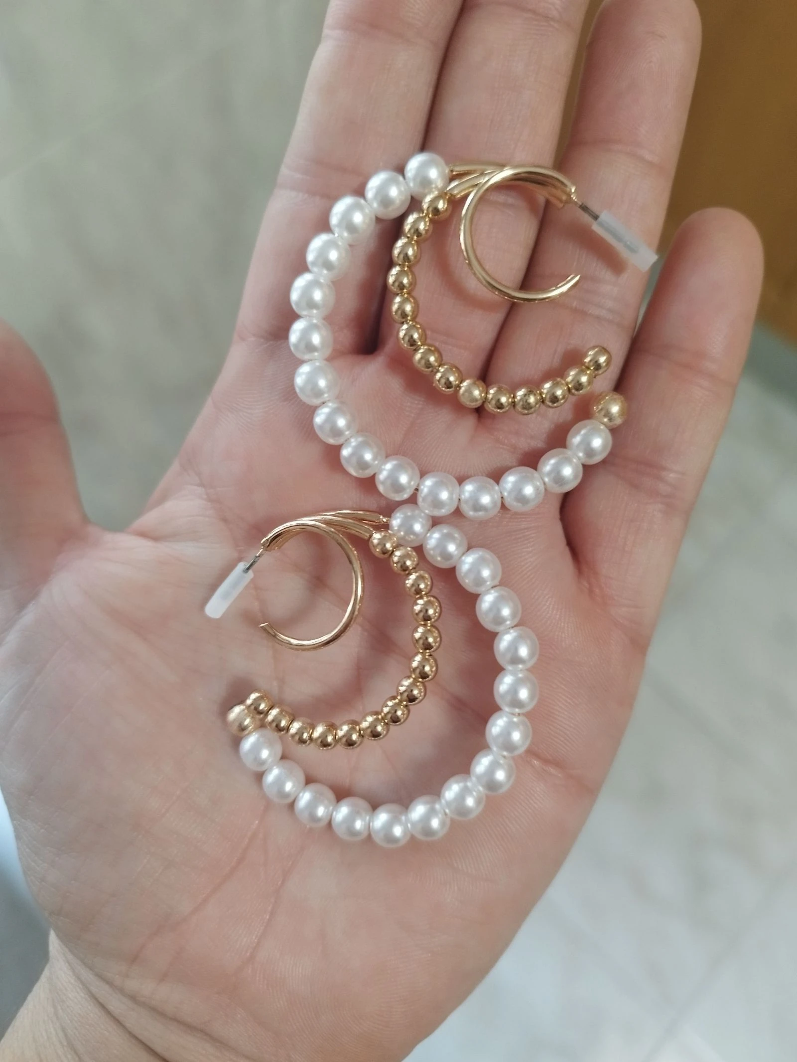 Brincos com pérolas brancas e douradas 
